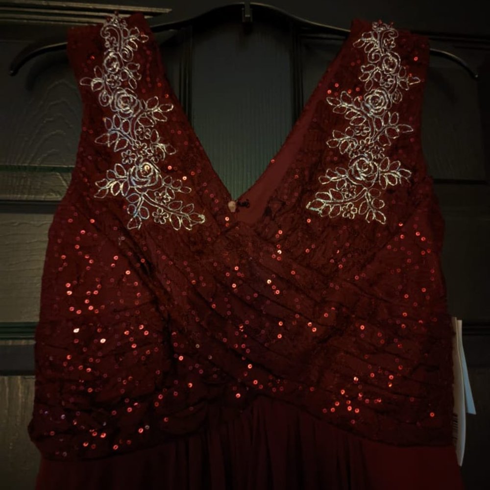 Formal Wear - Picture 2 of 7